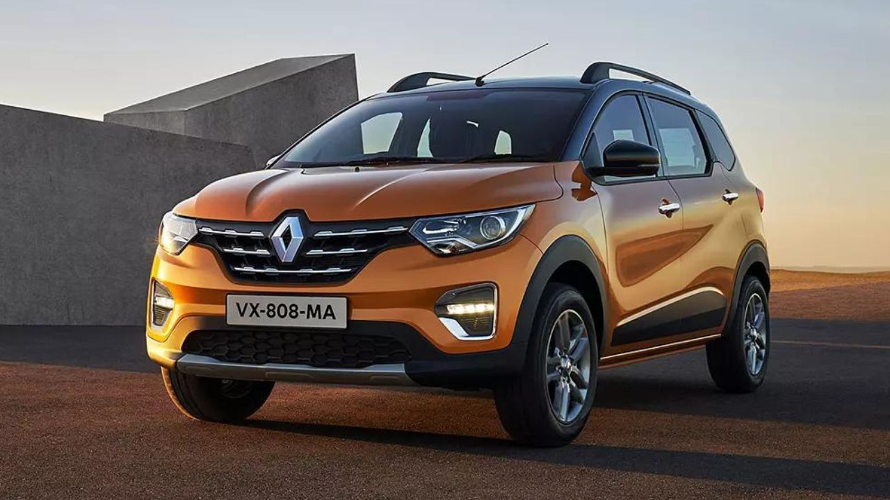 Renault Triber 7 सीटर कार 6 लाख (एक्स-शोरूम) से 8.98 लाख रुपये (एक्स-शोरुम) तक की कीमत में मिलती है। अपने परिवार के साथ बाहर निकलने या ट्रिप पर जाने के लिए ये कार एक अच्छा ऑप्शन है। इसका मैनुअल वेरिएंट 20 किलोमीटर और ऑटमेटिक 18.2 किलोमीटर की माइलेज देता है।