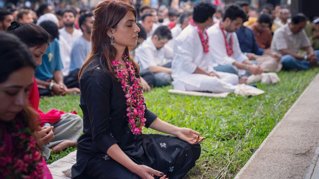 सामंथा सिटाडेल: हनी बनी के रिलीज से पहले सामंथा ईशा फाउंडेशन पहुंची हैं। यहां वो माथे पर टीका और गले में फूलों की माला पहने हुए मेडिटेशन करती हुई दिखाई दी।