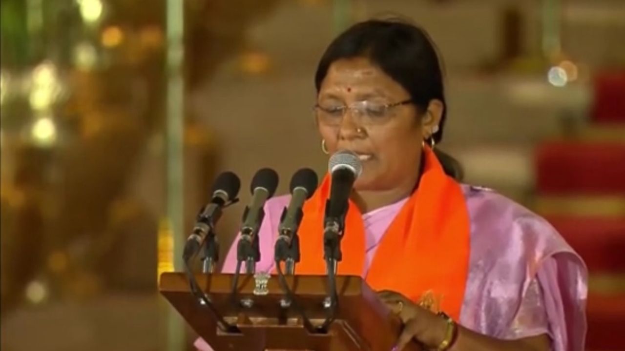 46 साल की सावित्री ठाकुर मध्य प्रदेश में बीजेपी का आदिवासी चेहरा हैं। वह धार लोकसभा सीट से जीत हासिल कर मोदी कैबिनेट में शामिल हुई हैं। वह सदन और केंद्रीय मंत्रिमंडल में मध्य प्रदेश के मालवा और निमाड़ क्षेत्र का प्रतिनिधित्व करेंगी। 2004 से 2009 तक वह जिला पंचायत रह चुकी हैं। वह 2014 में पहली बार सांसद बनीं।