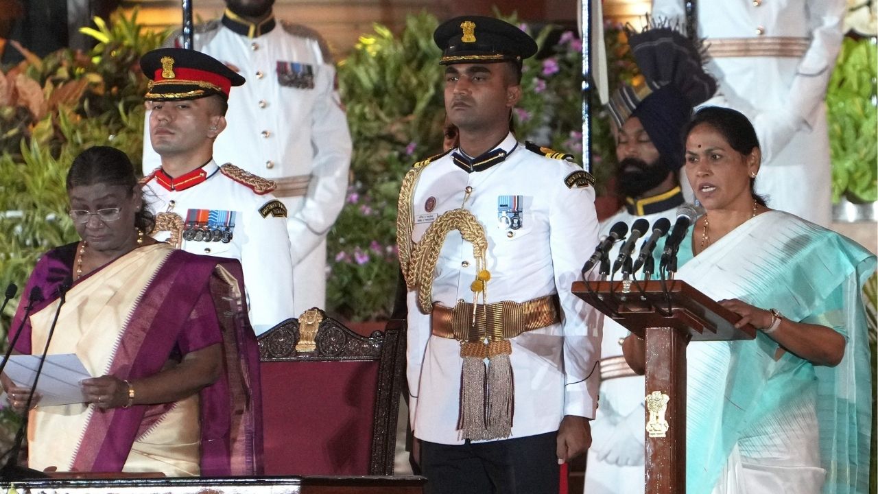 शोभा करंदलाजे तीसरी बार लोकसभा सांसद बनी हैं। वह एक बार फिर मोदी मंत्रिमंडल में शामिल हुई हैं। मोदी सरकार 2.0 में शोभा कृषि एवं किसान कल्याण मंत्रालय में राज्य मंत्री थीं। शोभा करंदलाजे को कर्नाटक के पूर्व मुख्यमंत्री येदुरप्पा के करीबी लोगों में गिना जाता है।