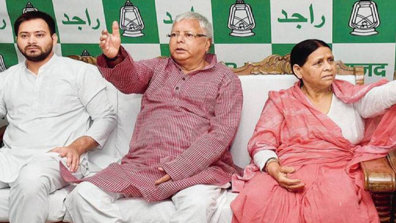 लालू यादव ने रेल मंत्री बनने के बाद गरीबों के लिए एक काफी अच्छा काम किया था। उन्होंने रेलवे स्टेशनों पर चाय मिट्टी के बर्तन में चाय बेचने का आदेश दिया था। जिससे की मिट्टी के बर्तन बनाने वाले गरीब लोगों को एक कमाई का स्त्रोत मिली। (सौजन्य- सोशल मीडिया)
