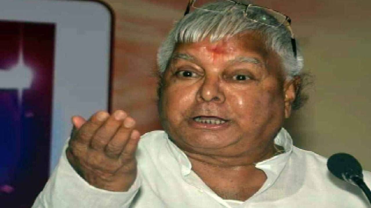  लालू यादव अपने अनोखे जबाव के लिए जाने जाते हैं। 2003 में आए बाढ़ को लेकर उन्होंने कहा था कि इतनी पानी तो मेरी पाड़ी यानी की भैंस का बच्चा केवल एक बार में पीता है। कांग्रेस के परिवारवाद का विरोध कर राजनीति की दुनिया में एंट्री लेने वाले लालू प्रसाद ने अपनी पत्नी के मुख्यमंत्री बनाने पर भी अनोखा बयान दिया था। उन्होंने कहा कि मैं किसी आरोप की वजह से अपनी सारी मेहनत बर्बाद नहीं करूंगा। पत्नी को मुख्यमंत्री नहीं बनाता तो क्या विरोधियों के हाथों में सौंप देता?  (सौजन्य- सोशल मीडिया)
