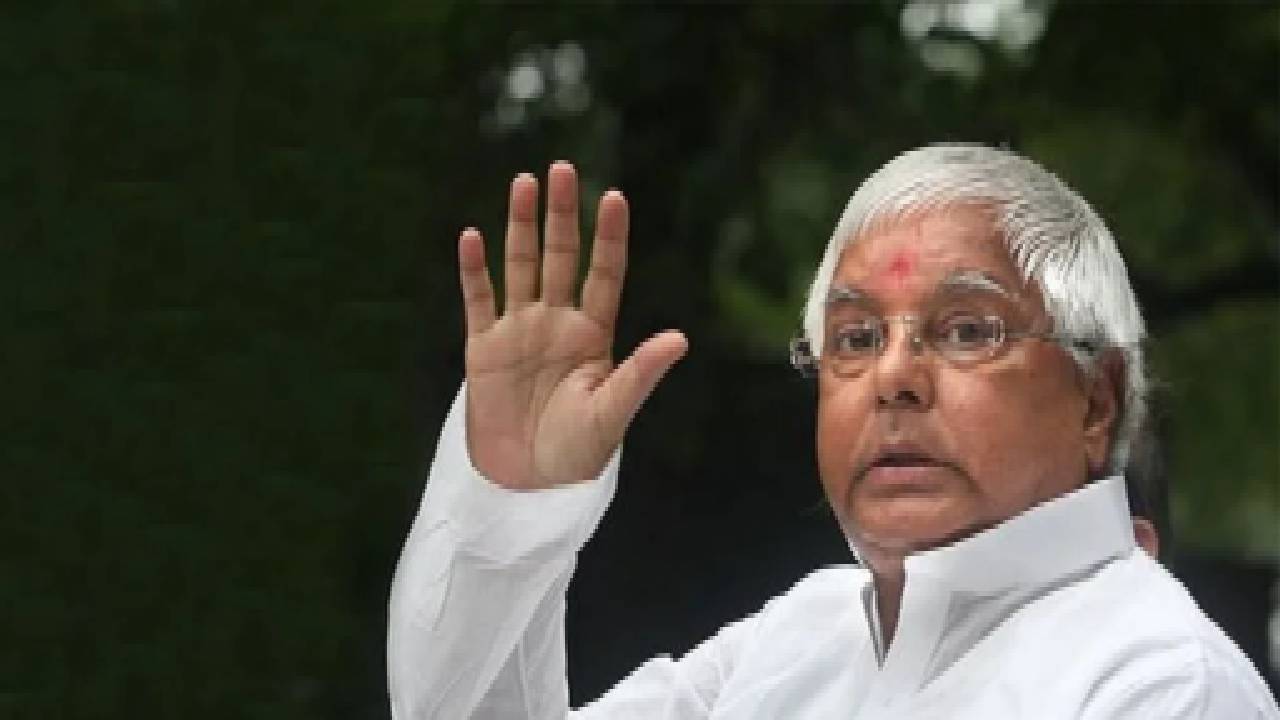 बचपन से ही गाय चराने वाले लालू यादव का जीवन इसके इर्द-गिर्द घुमता रहा। अपने करियर की शुरुआत उन्होंने पशु चिकित्सा महाविद्यालय के खटाल से की। जहां वो अपने चाचा के साथ मिलकर गायों के लिए चारा का इंतजाम करते थे। जीवन के अगले पड़ाव में लालू इसी चारा घोटाले में फंस गए। (सौजन्य- सोशल मीडिया)