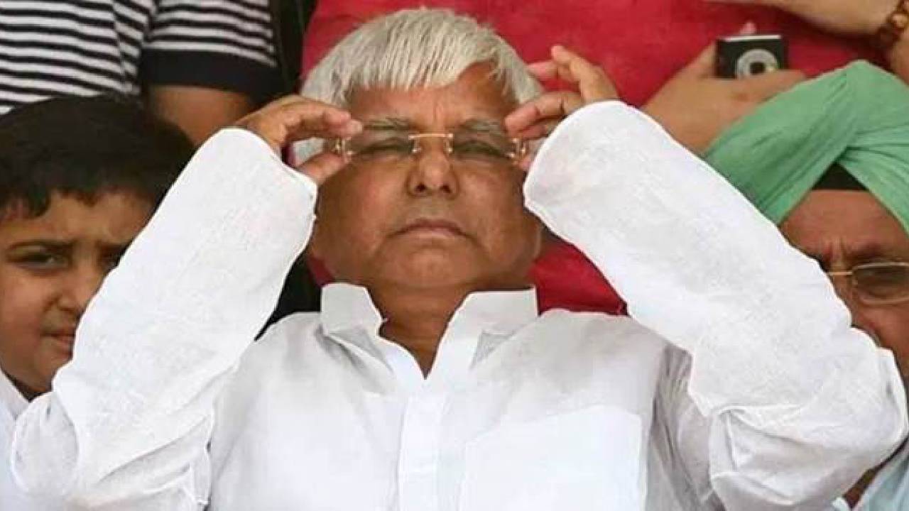 लालू ने अपने अबतक के करियर में कई विवादित बयान दे चुके हैं। जिसमें सबसे ज्यादा फिल्मी अभिनेत्री हेमा मालिनी पर दिए गए बयान ने लोगों का ध्यान अपनी ओर खींचा था। वो बिहार और झारखंड को अलग नहीं होने देना चाहते थे। उन्होंने कहा था कि मेरी मौत के बाद ही झारखंड बनेगा। हालांकि इसके कुछ दिनों बाद झारखंड अलग हो गया और उनके केस का फैसला उसी राज्य के अदालत में हुआ। जिसके बाद यादव लालू यादव झारखंड के जेल में ही रहे। (सौजन्य- सोशल मीडिया)