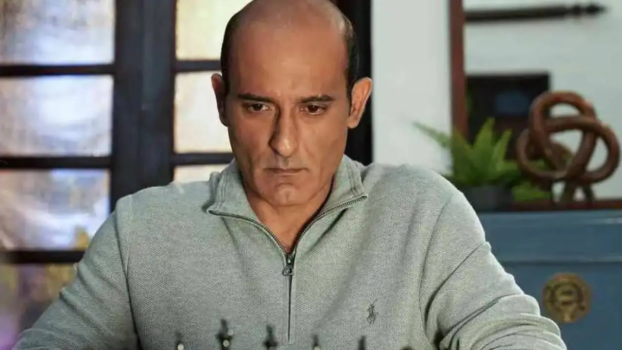 शूटिंग रोकी, कॉन्ट्रैक्ट तोड़ा और फिल्म से निकलवाया, इस डायरेक्टर ने अक्षय खन्ना पर लगाए गंभीर आरोप