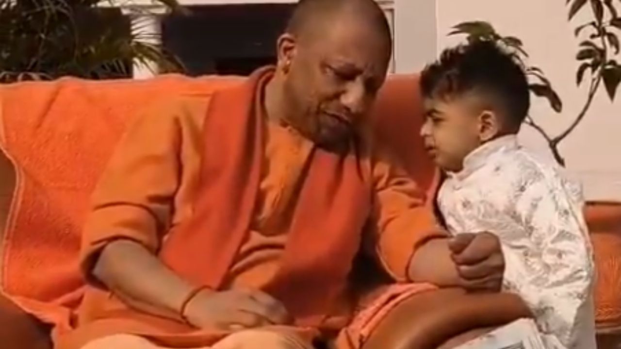&lsquo;बुलडोजर बाबा&rsquo; से बच्चे ने मांग दी चिप्स, सीएम योगी खिलखिलाकर हंस पड़े, Video Viral