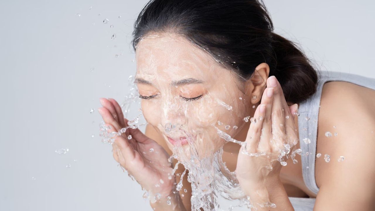 सर्दियों में चेहरा धोने के लिए गर्म या ठंडा पानी? जानें इनमें से कौन सा होता है इनमें से सही