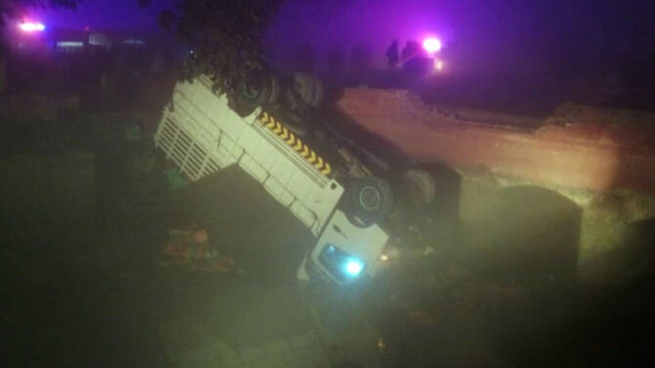 पाकिस्तान में कोहरे का कहर, पुल से नहर में गिरा ट्रक; 6 मासूमों समेत 14 लोगों की दर्दनाक मौत