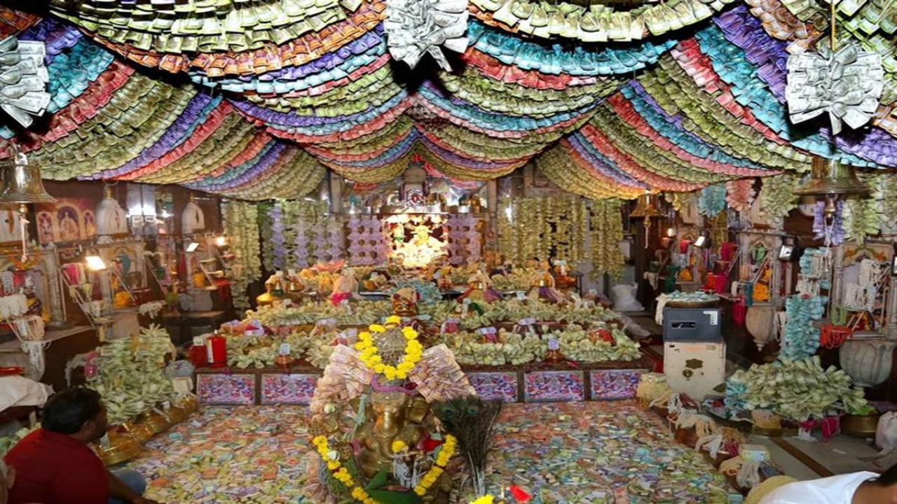 यहां दर्शन करने पर मिलता है रुपयों-गहनों का प्रसाद, 300 करोड़ से सजता है देवी लक्ष्मी का मंदिर