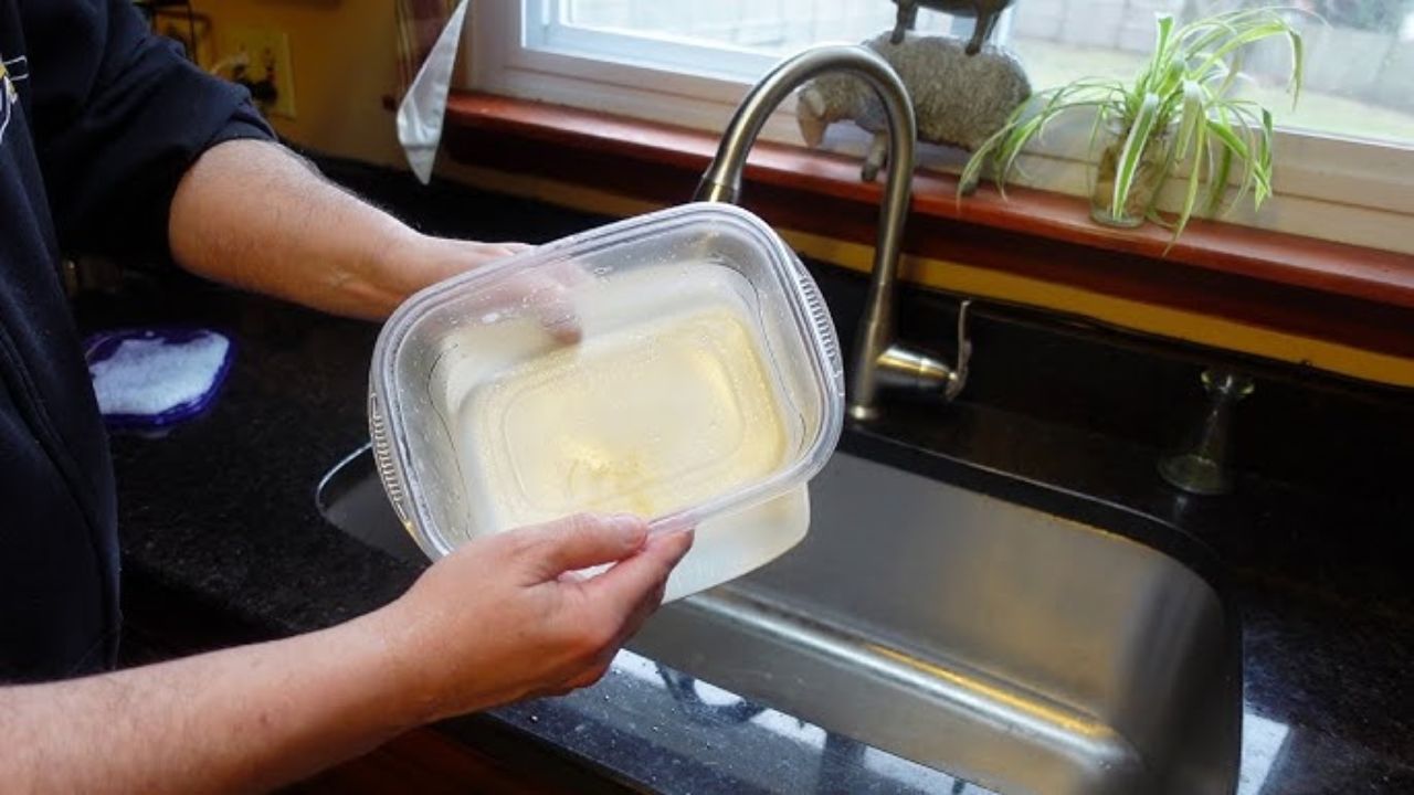 प्लास्टिक के डिब्बों से नहीं जा रहे मसाले के दाग? तो आजमा लीजिए स्मार्ट और कारगर घरेलू हैक्स