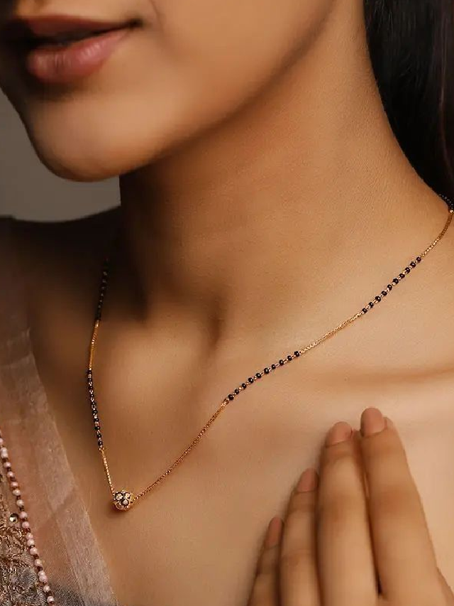 ऑफिस वियर के लिए बेस्ट हैं गोल्ड प्लेटेड मंगलसूत्र डिजाइन्स