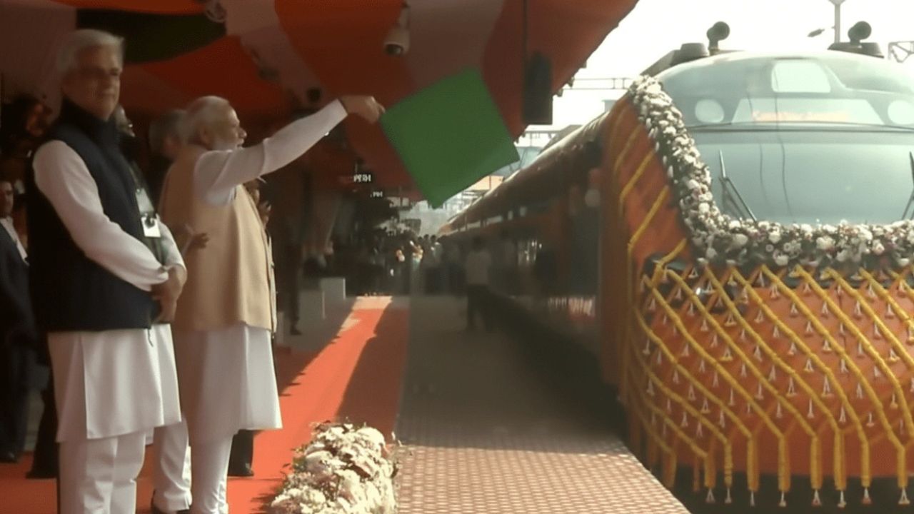 PM मोदी ने वंदे भारत स्लीपर ट्रेन को दिखाई हरी झंडी, 14 घंटे में हावड़ा से पहुंचाएगी कामाख्या