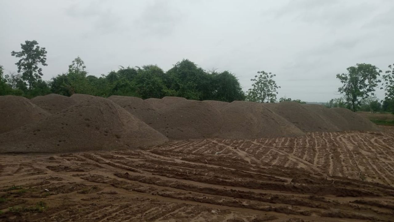 नदी-नालों को छलनी कर रहे रेत तस्कर, चंद्रपुर में रेत माफिया एक्टिव, प्रशासन ने मूंदी आंखें!