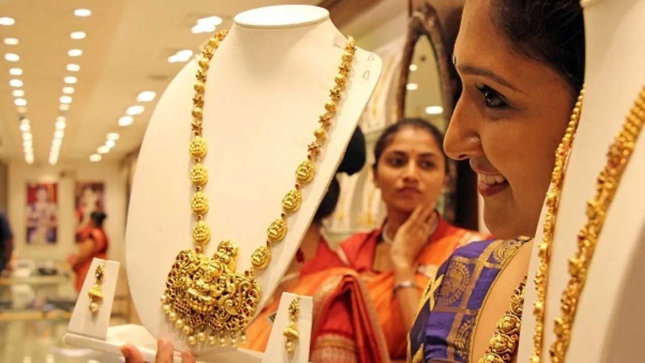 బంగారం కొనేవాళ్లకు శుభవార్త…!