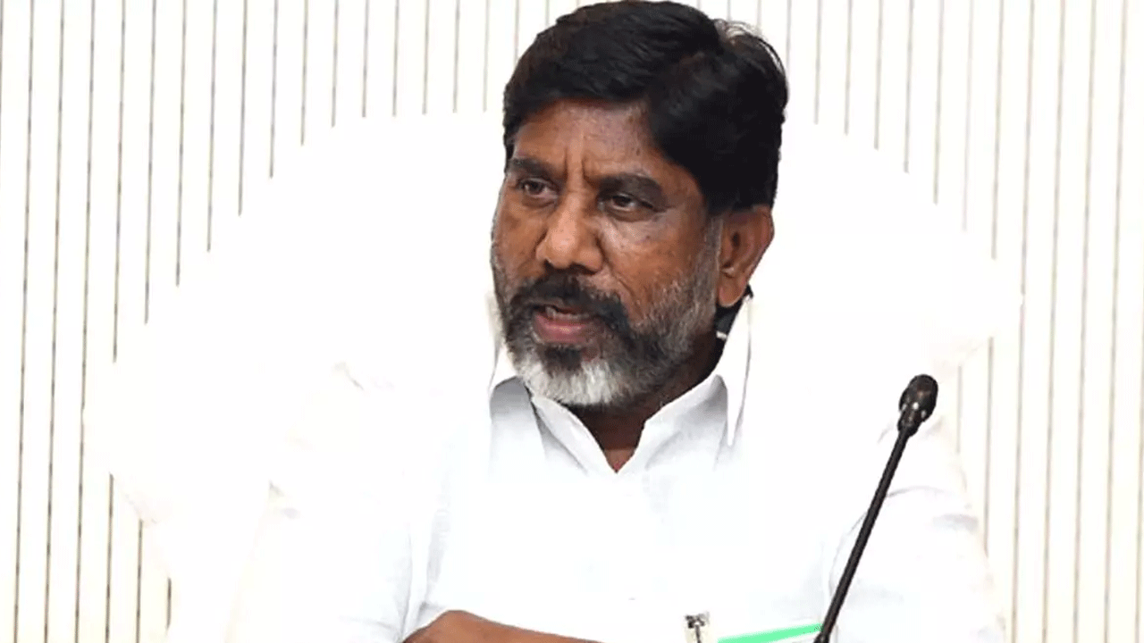 ఇందిరమ్మ ఇండ్లు ఇవ్వలేదని వినూత్న నిరసన