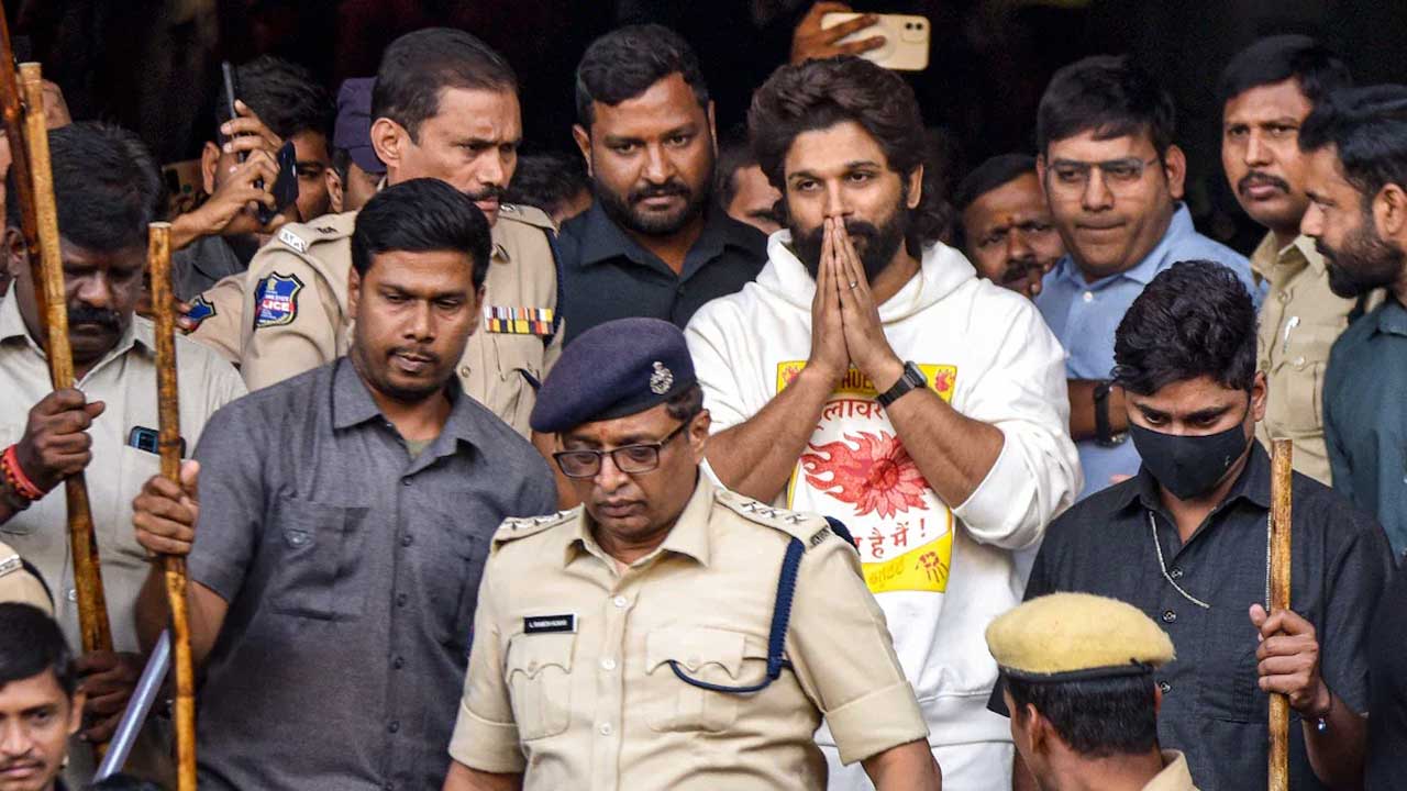 Allu Arjun : అల్లు అర్జున్కు ఆ నాలుగు చూపించిన రేవంత్ సర్కార్ Allu Arjun : అల్లు అర్జున్కు ఆ నాలుగు చూపించిన రేవంత్ సర్కార్