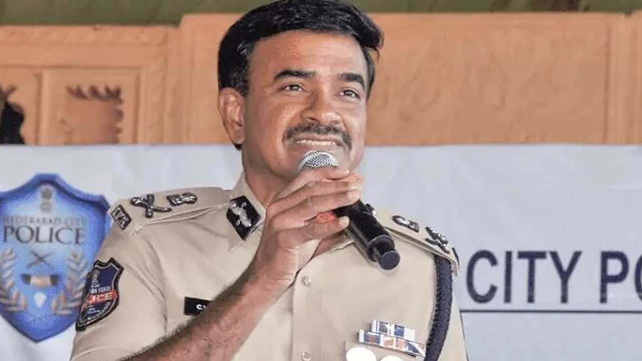 దురుసుగా ప్రవర్తిస్తే బౌన్సర్ల తాట తీస్తాం: సీపీ సీవీ ఆనంద్ దురుసుగా ప్రవర్తిస్తే బౌన్సర్ల తాట తీస్తాం: సీపీ సీవీ ఆనంద్