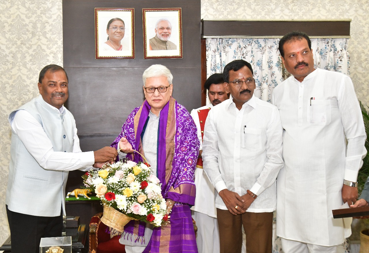 విద్యకు బడ్జెట్​ లో నిధులు పెంచేలా సర్కారును ఆదేశించండి: MLC మల్క కొమరయ్య
