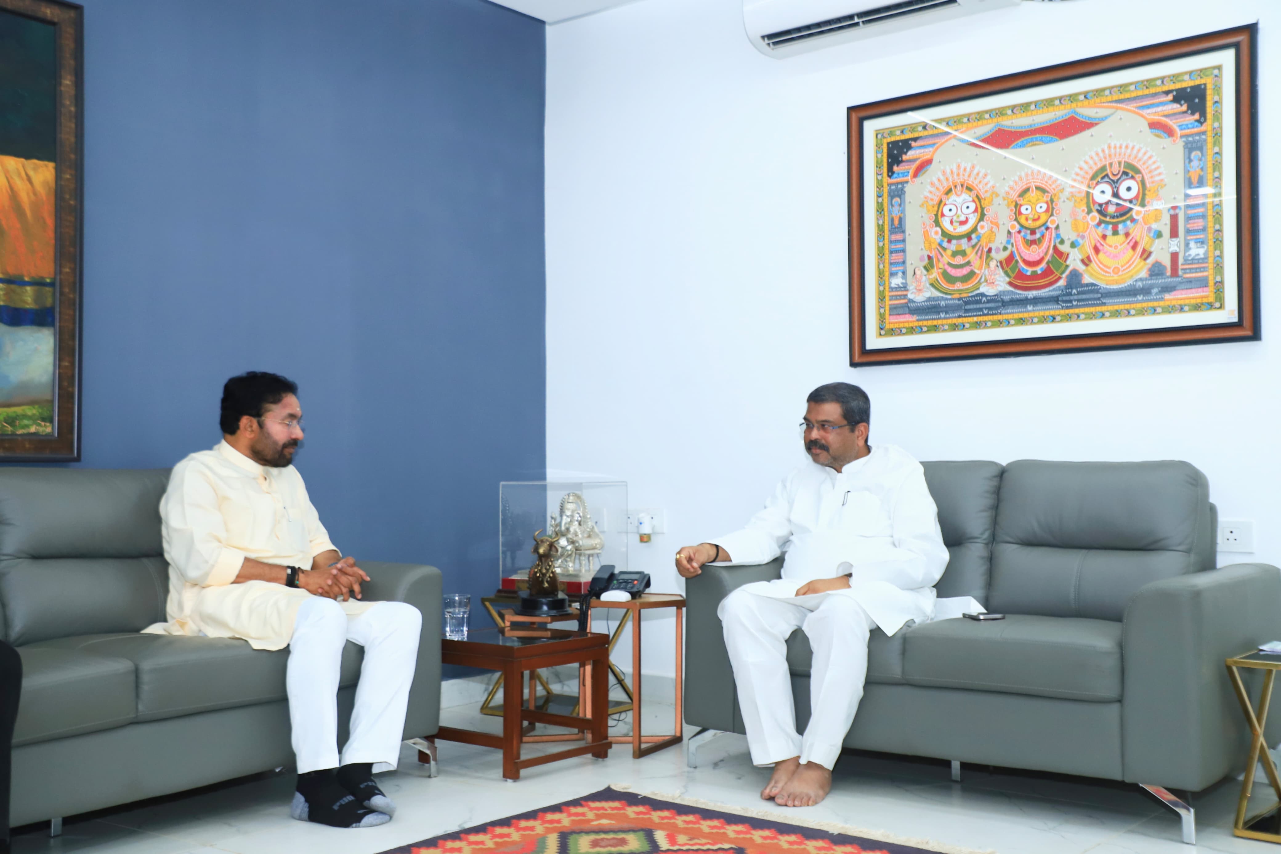 కేంద్రమంత్రికి కిషన్​ రెడ్డి పరామర్శ