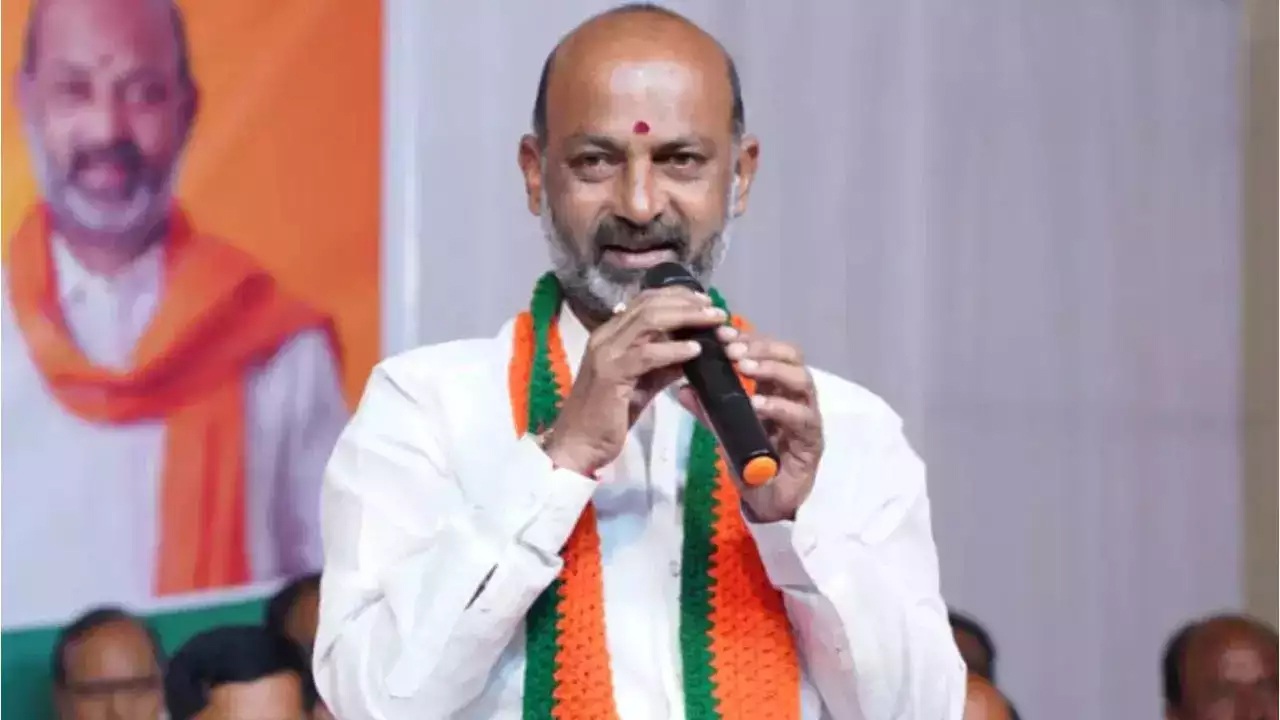 ఓం భూం.. బుష్..: బడ్జెట్ పై బండి సంజయ్ సెటైర్ ఓం భూం.. బుష్..: బడ్జెట్ పై బండి సంజయ్ సెటైర్