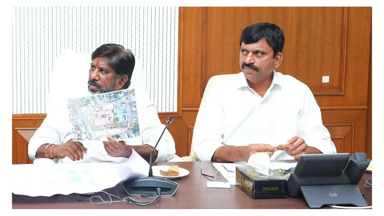 డిప్యూటీ సీఎం భట్టీకి షాకిచ్చిన మంత్రి పొంగులేటి ..! డిప్యూటీ సీఎం భట్టీకి షాకిచ్చిన మంత్రి పొంగులేటి ..!