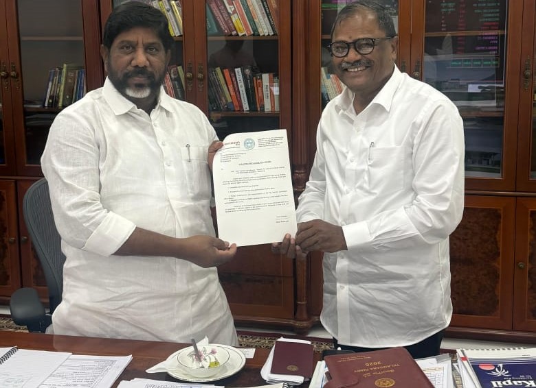 టీచర్ల సమస్యలు పరిష్కరించండి: ఎమ్మెల్సీ మల్క కొమరయ్య