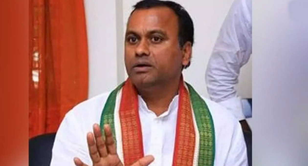 మాట ఇచ్చారు. నెరవేర్చారు మాట ఇచ్చారు. నెరవేర్చారు