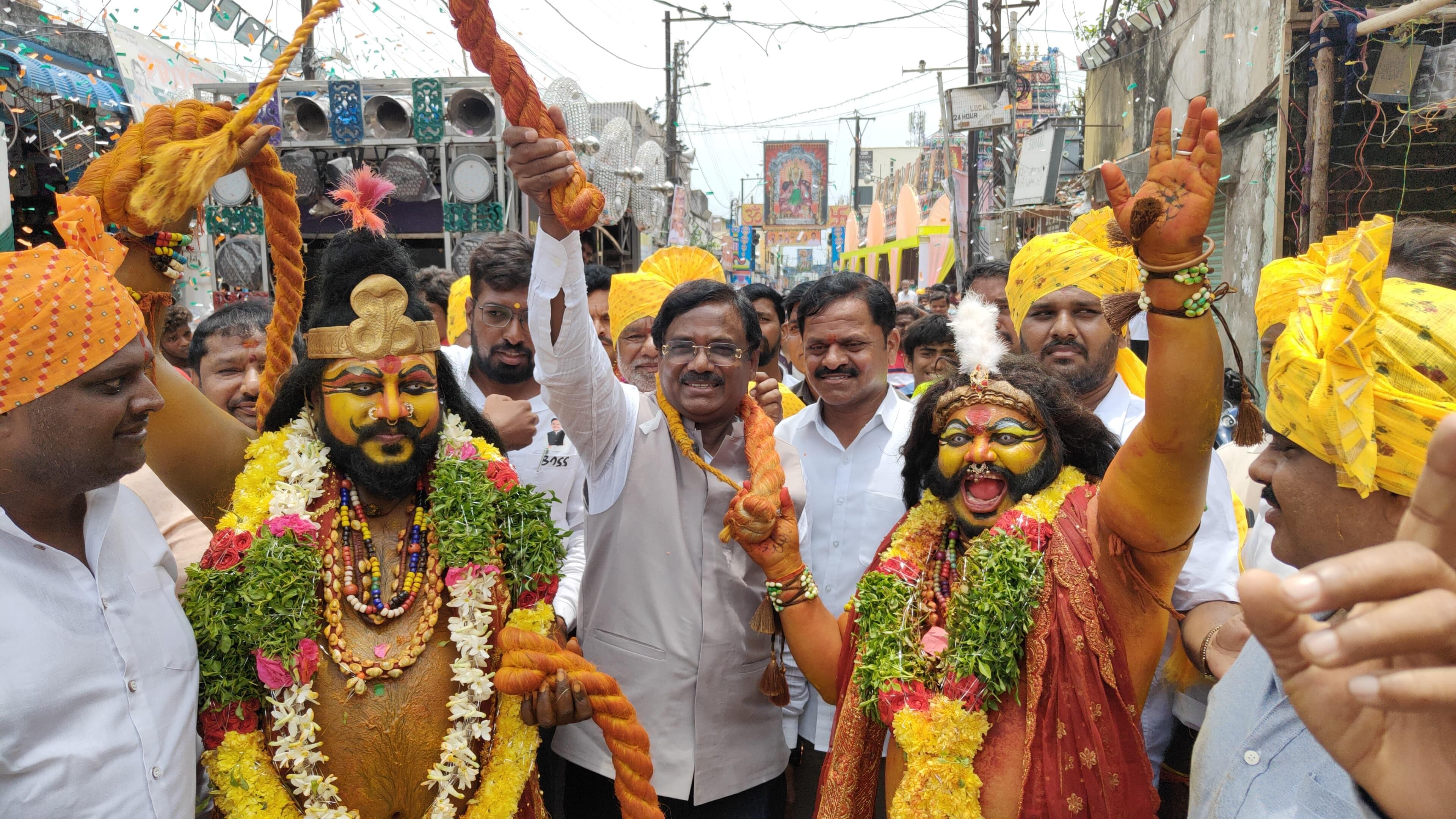 బోనాల వేడుకల్లో మంత్రి వివేక్ .! బోనాల వేడుకల్లో మంత్రి వివేక్ .!
