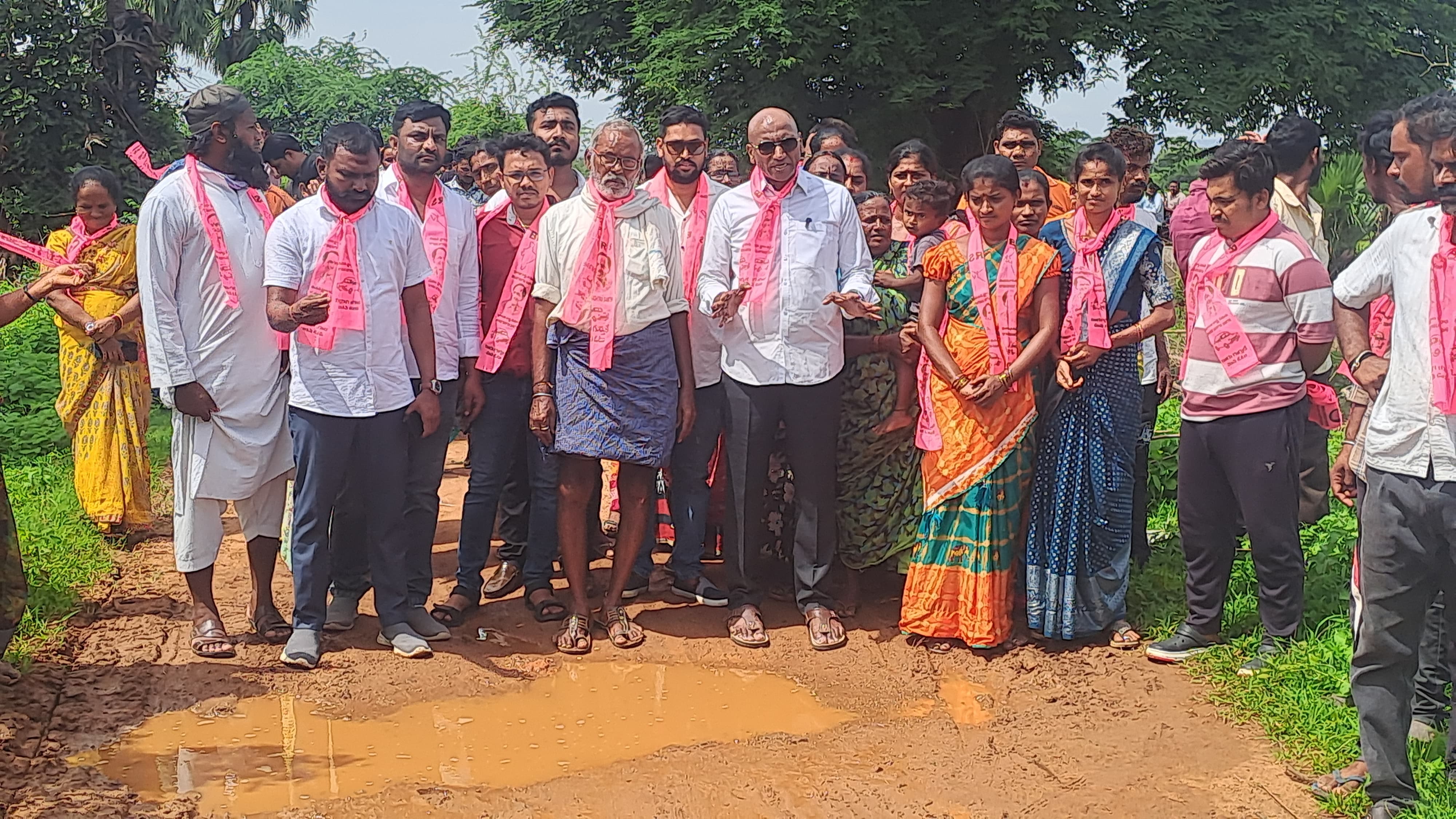 మీకు హెలికాప్టర్లు,మాకు బురద రోడ్లా?- బీఆర్ఎస్ నేత ఆర్ఎస్పీ మీకు హెలికాప్టర్లు,మాకు బురద రోడ్లా?- బీఆర్ఎస్ నేత ఆర్ఎస్పీ