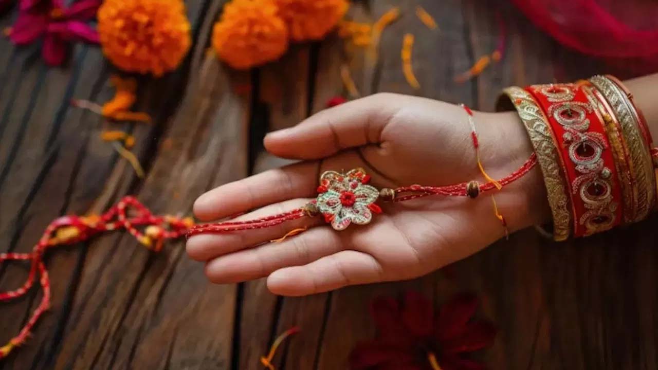 సోదరుడికి రాఖీ ఎలా కట్టాలి..?