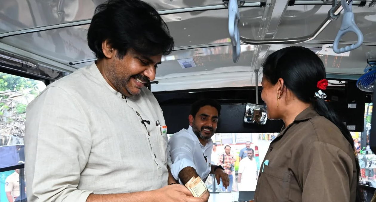 పవన్ కళ్యాణ్ కు డబ్బులిచ్చిన లోకేశ్ పవన్ కళ్యాణ్ కు డబ్బులిచ్చిన లోకేశ్