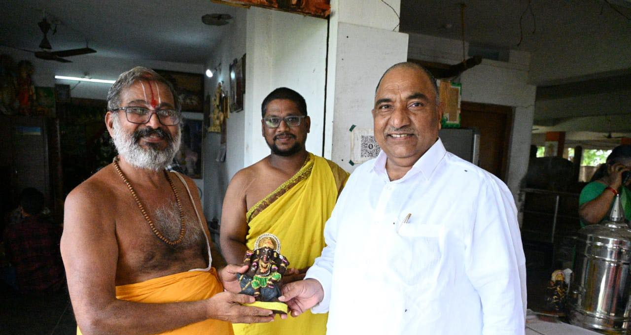 పర్యావరణహిత వినాయక విగ్రహాల పంపిణీ కార్యక్రమాన్ని ప్రారంభించిన సండ్ర పర్యావరణహిత వినాయక విగ్రహాల పంపిణీ కార్యక్రమాన్ని ప్రారంభించిన సండ్ర