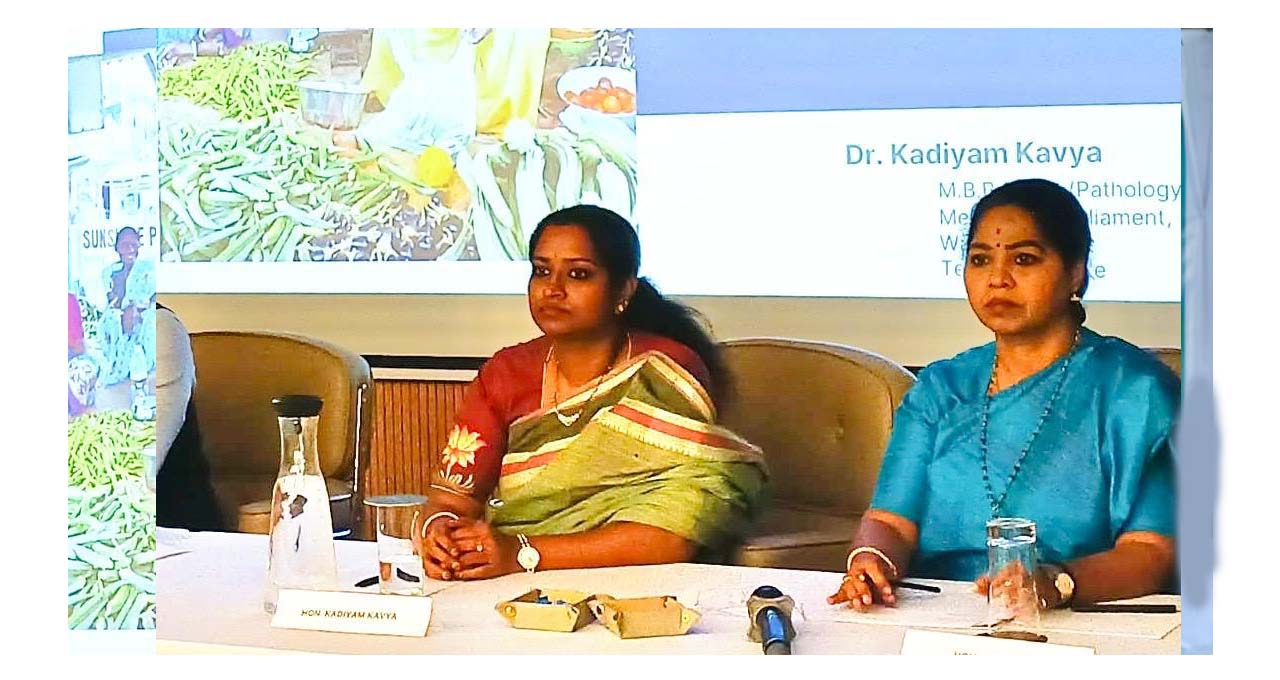 మహిళల ఆర్థికంగా అభివృద్ధి సాధించాలి- ఎంపీ కావ్య మహిళల ఆర్థికంగా అభివృద్ధి సాధించాలి- ఎంపీ కావ్య