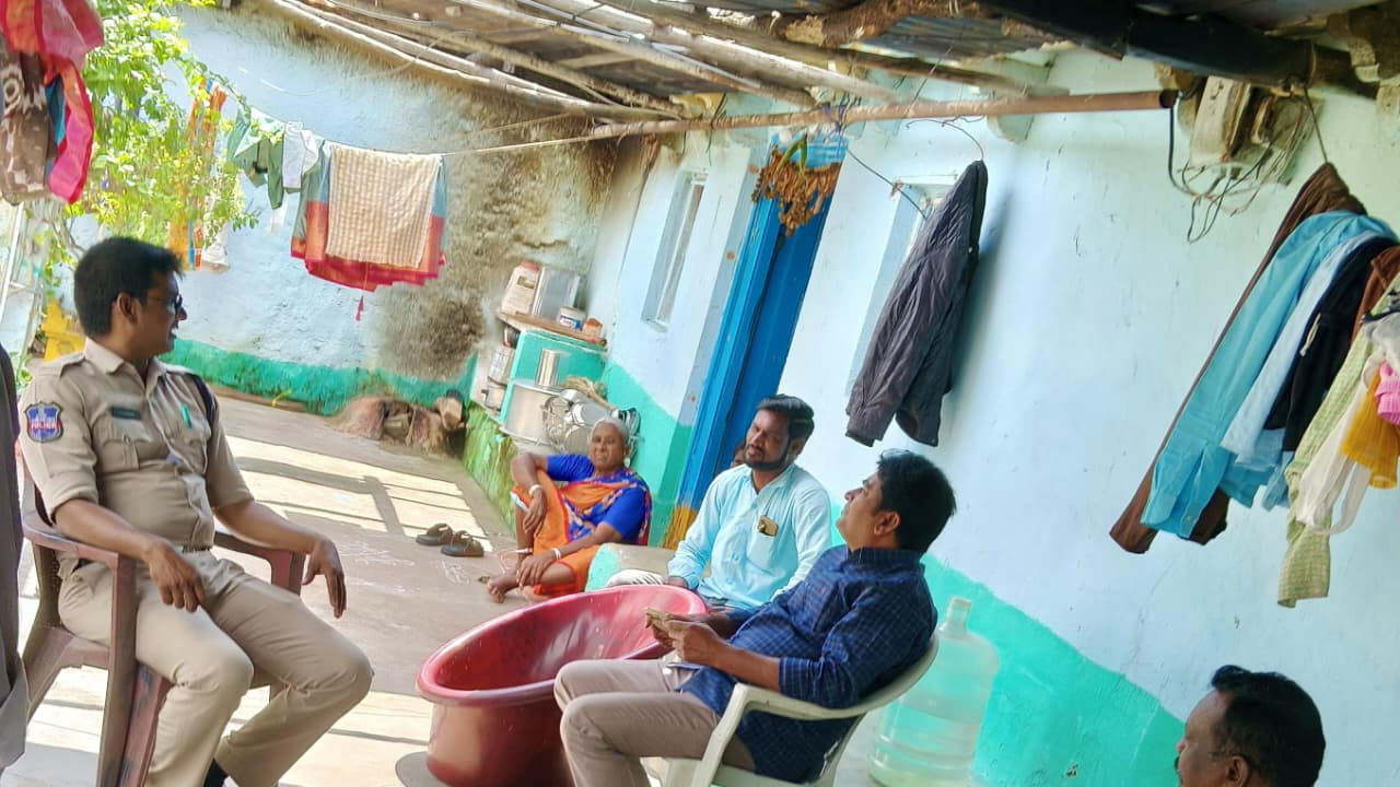ప్రశ్నించినందుకు రైతు ఇంటికి పోలీసులు..!