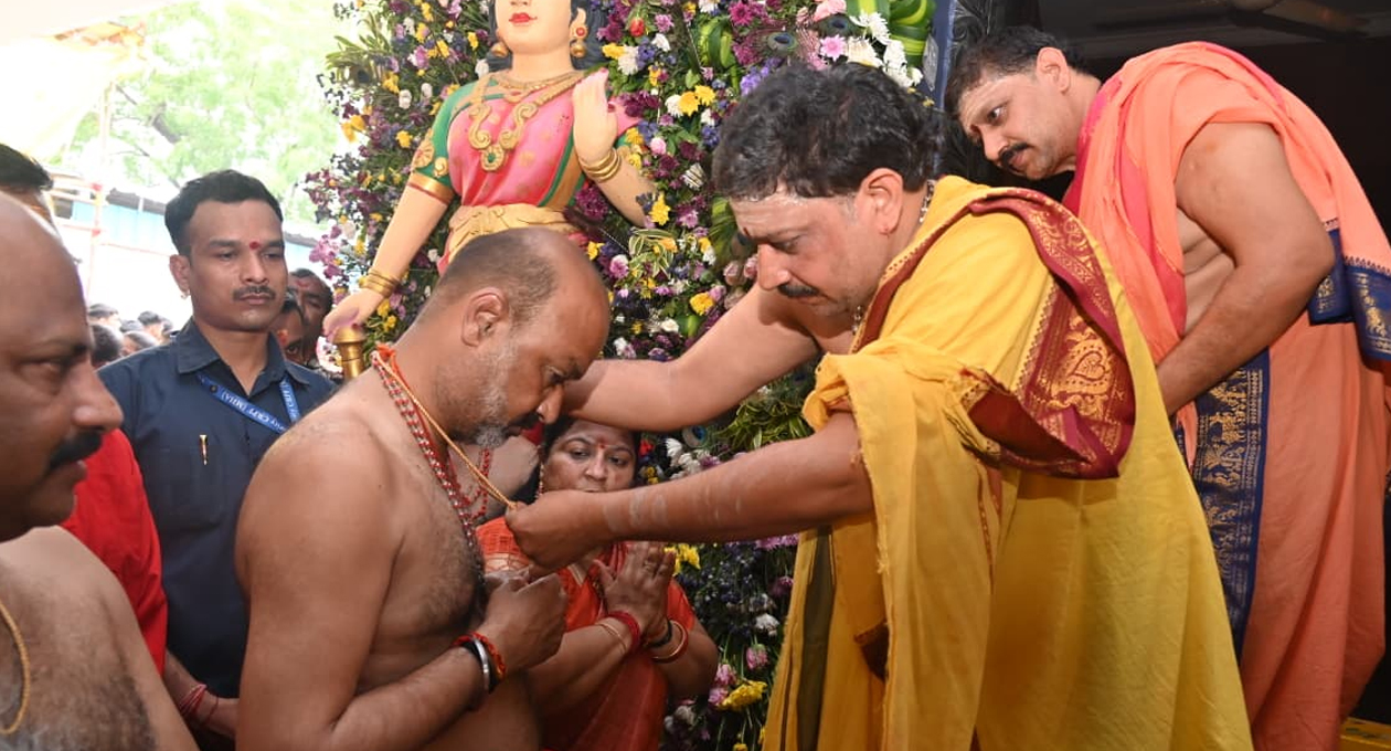 అమ్మవారి దీక్షను స్వీకరించిన కేంద్ర మంత్రి బండి సంజయ్ అమ్మవారి దీక్షను స్వీకరించిన కేంద్ర మంత్రి బండి సంజయ్