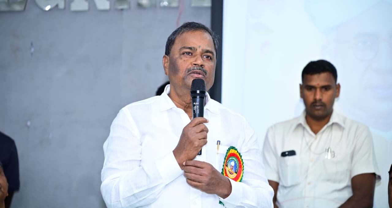 సమాజ నిర్మాణంలో గురువుల పాత్ర కీలకం – ఎమ్మెల్సీ మల్క కొమరయ్య సమాజ నిర్మాణంలో గురువుల పాత్ర కీలకం – ఎమ్మెల్సీ మల్క కొమరయ్య