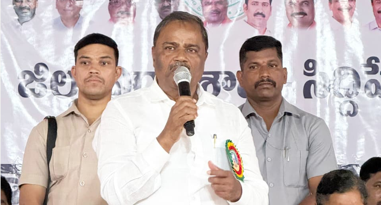 గురుపూజోత్సవ వేడుకల్లో పాల్గొన్న ఎమ్మెల్సీ మల్క కొమరయ్య గురుపూజోత్సవ వేడుకల్లో పాల్గొన్న ఎమ్మెల్సీ మల్క కొమరయ్య