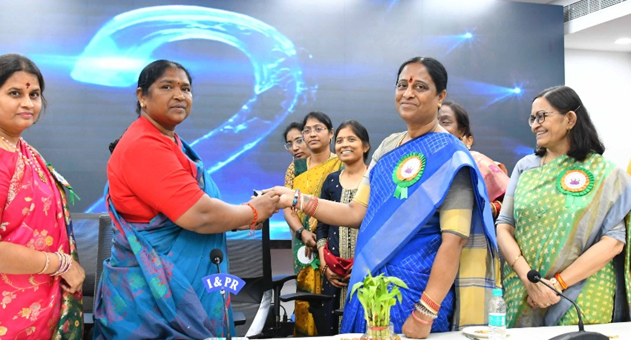 త్వరలో మహిళా పాలసీ -మంత్రి సురేఖ