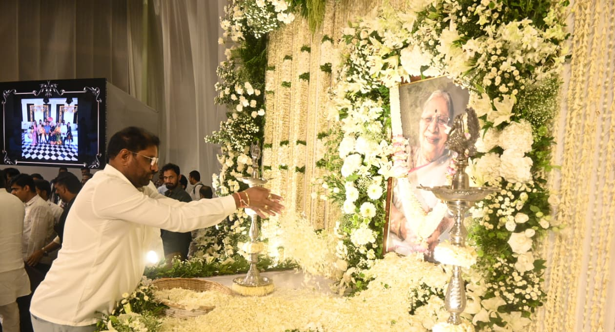 అల్లు కనకరత్నంకు ఎంపీ వద్దిరాజు నివాళులు అల్లు కనకరత్నంకు ఎంపీ వద్దిరాజు నివాళులు
