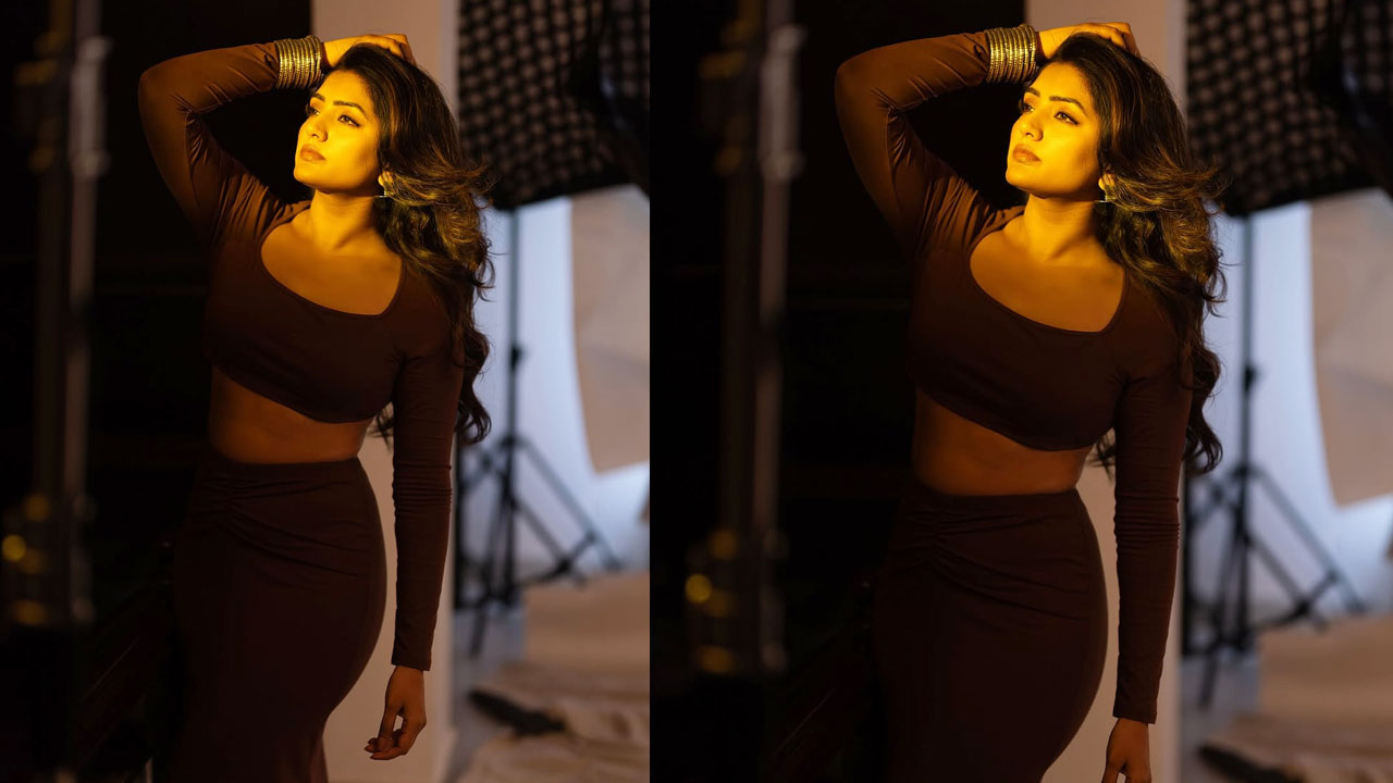 Eesha Rebba Latest Photos: డార్క్‌ షేడ్‌లో ఈషా రెబ్బా అందాల ఆరబోత - హాట్‌ లుక్స్‌తో మతిపోగోడుతున్న తెలుగమ్మాయి