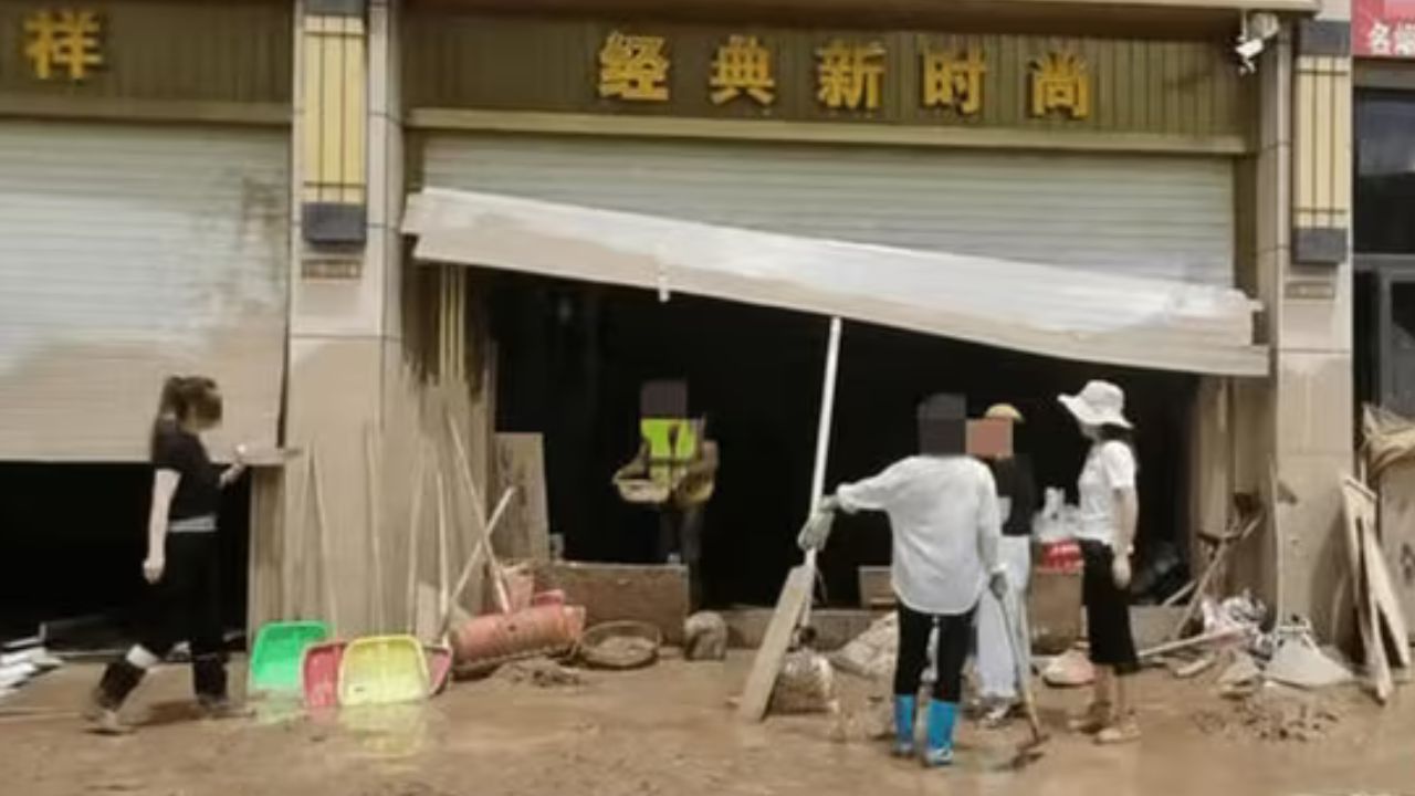 Gold Rush In China: వరదల్లో కొట్టుకుపోయిన రూ.12కోట్ల బంగారం.. ఎగబడిన జనం