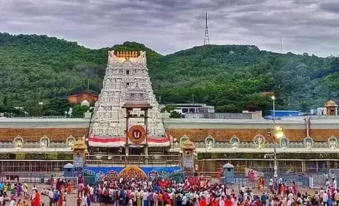Huge Devotees Rush At Tirumala: తిరుమలలో కొనసాగుతున్న భక్తుల రద్దీ