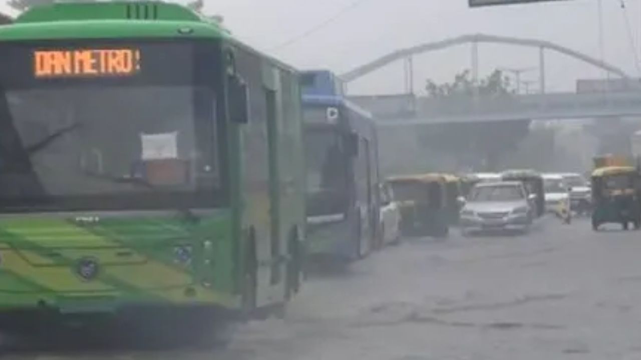 Delhi Rains: ఢిల్లీలో భారీ వర్షాలు.. రెడ్‌ అలర్ట్‌ జారీ