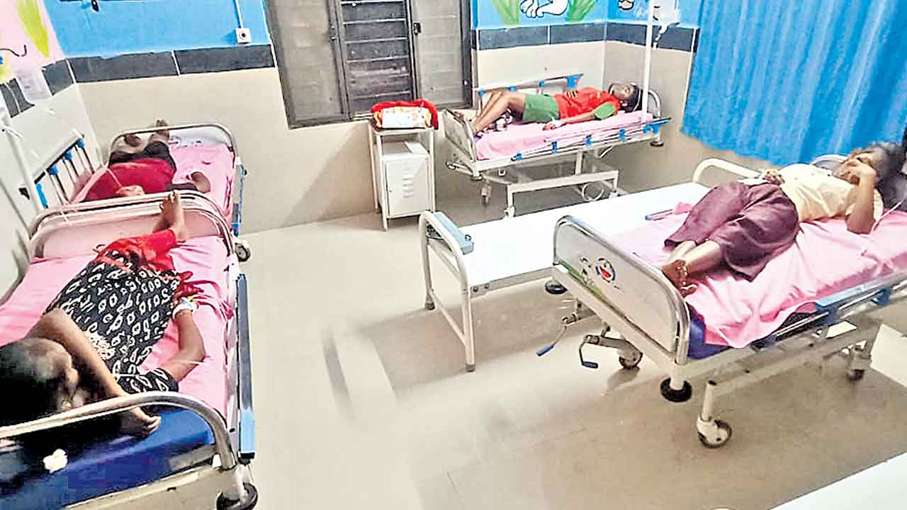 Food poisoning: గురుకుల పాఠశాలలో ఫుడ్ పాయిజన్.. 50 మంది విద్యార్థులకు అస్వస్థత