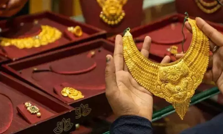 Gold Prices: లక్ష దాటిన 10 గ్రాముల బంగారం.. త‌గ్గినట్టే త‌గ్గి మ‌ళ్లీ పెరిగిన ధరలు!