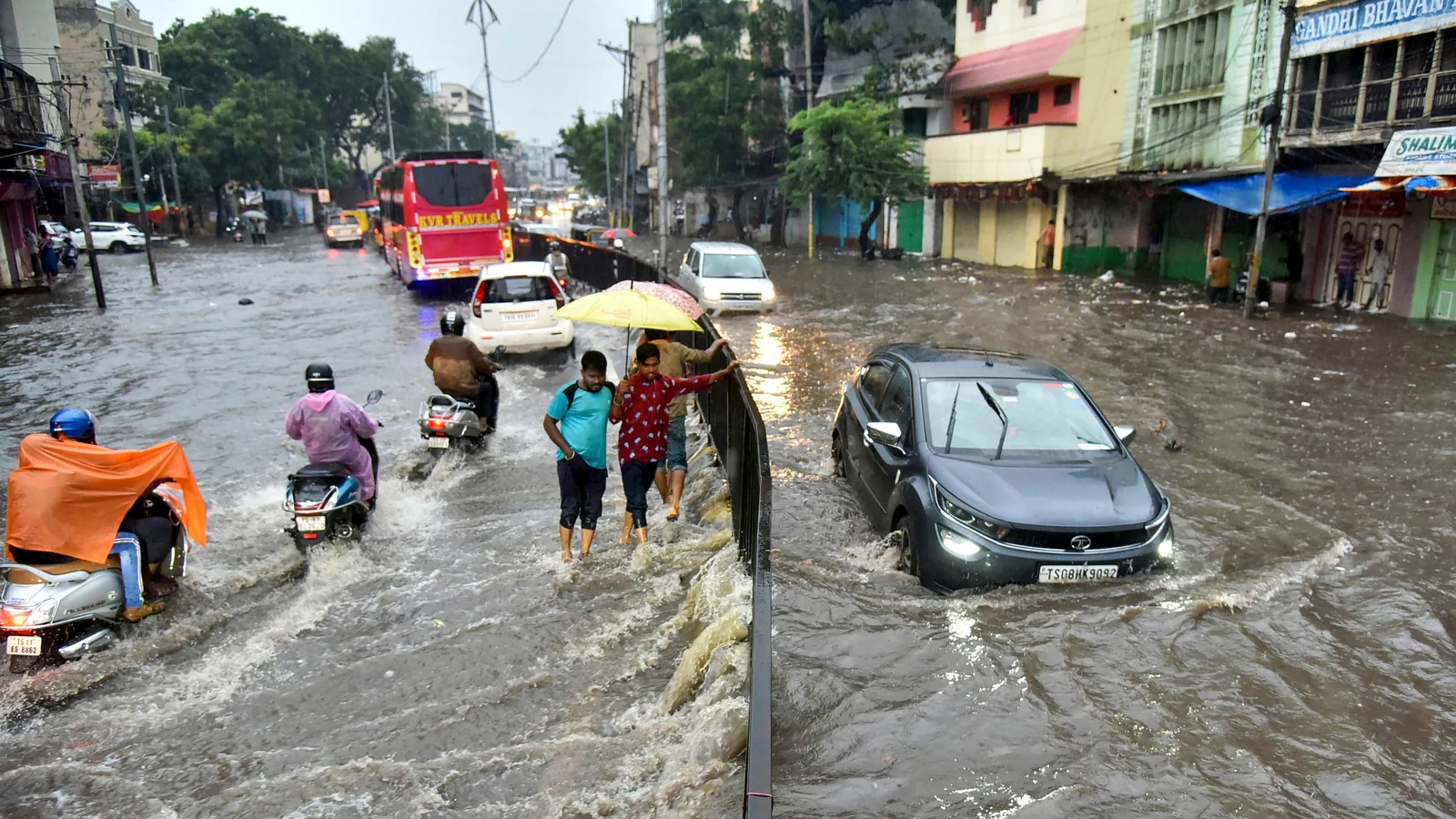 IMD Issues RED Alert: అత్యంత భారీ వర్షాలు.. పలు జిల్లాలకు రెడ్ అలర్ట్.. వసరమైతే తప్ప బయటకు రావొద్దు!
