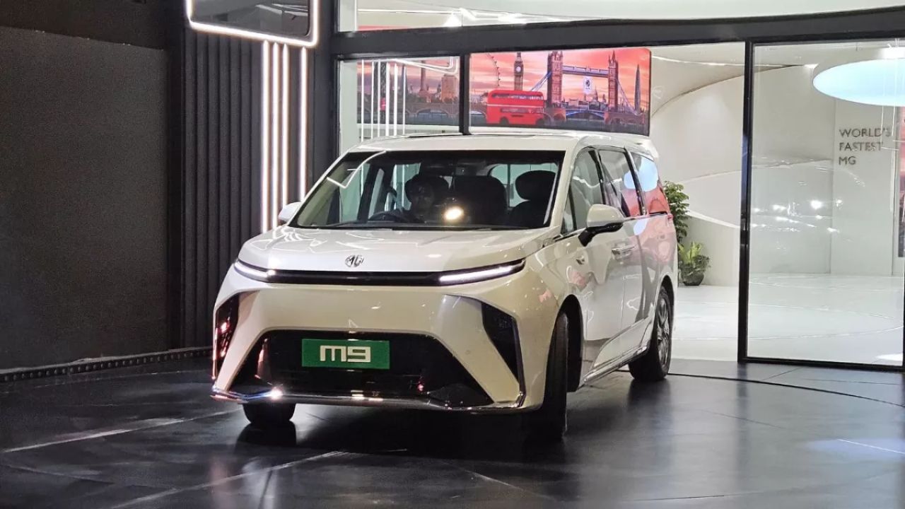 MG M9 Electric MPV: మార్కెట్లోకి ఎంజీ కొత్త కారు.. సింగిల్ ఛార్జ్‌పై 548 కిమీ రేంజ్.. అదిరే ఫీచర్స్..!