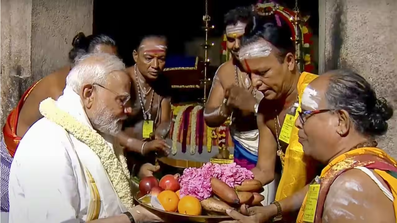 PM Modi: తమిళనాడులోని ఆలయంలో ప్రధాని పూజలు