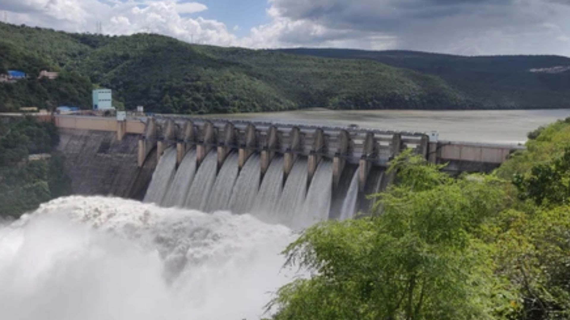 Srisailam: శ్రీశైలం డ్యాం 8 గేట్ల ద్వారా నీటి విడుదల
