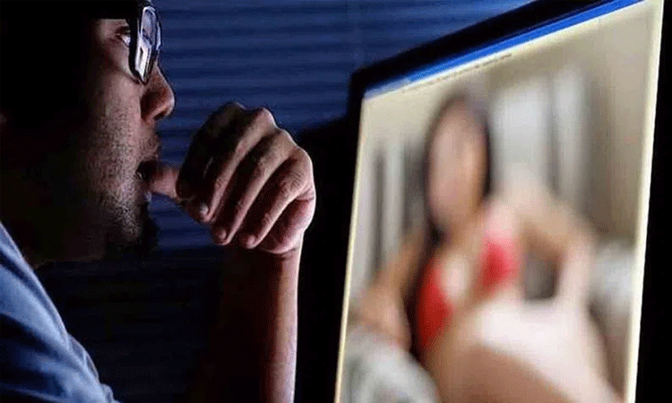 Teacher Video Call With Student: లేడీ టీచర్‌ అర్ధనగ్నంగా విద్యార్థికి వీడియో కాల్‌